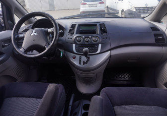 Подержанный автомобиль Mitsubishi Grandis 2007 года (14 фото)