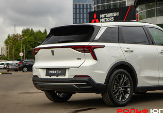 Подержанный автомобиль FAW Bestune T55 2023 года (20 фото)