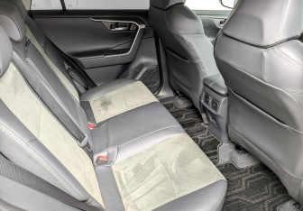 Подержанный автомобиль Toyota RAV4 2024 года (12 фото)
