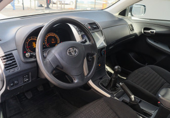 Подержанный автомобиль Toyota Corolla Sedan 2007 года (12 фото)