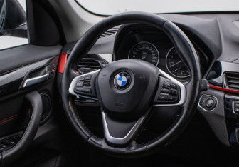 Подержанный автомобиль BMW X1 2017 года (15 фото)