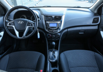 Подержанный автомобиль Hyundai Solaris Hatchback 2012 года (13 фото)