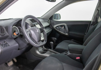 Подержанный автомобиль Toyota RAV4 2011 года (10 фото)