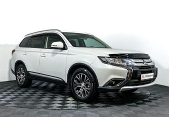 Подержанный автомобиль Mitsubishi Outlander 2015 года (3 фото)