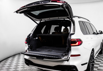 Подержанный автомобиль BMW X7 2024 года (21 фото)