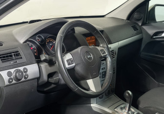 Подержанный автомобиль Opel Astra Hatchback 2011 года (12 фото)