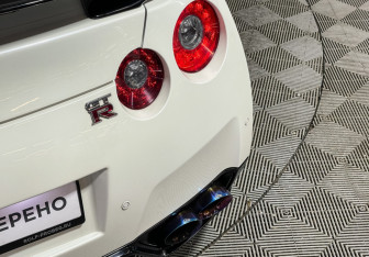 Подержанный автомобиль Nissan GT-R 2011 года (41 фото)