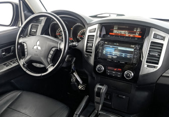 Подержанный автомобиль Mitsubishi Pajero 2015 года (29 фото)