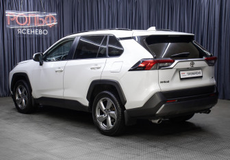 Подержанный автомобиль Toyota RAV4 2020 года (7 фото)