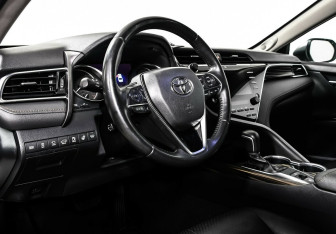 Подержанный автомобиль Toyota Camry Sedan 2019 года (10 фото)