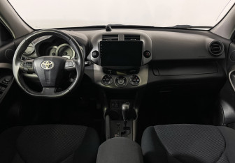 Подержанный автомобиль Toyota RAV4 2011 года (12 фото)