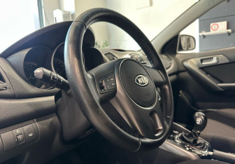 Подержанный автомобиль Kia Cerato Sedan 2010 года (12 фото)