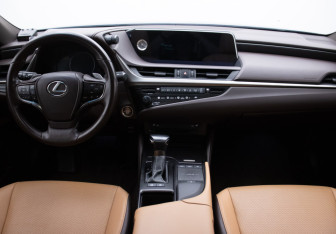 Подержанный автомобиль Lexus ES 2020 года (13 фото)