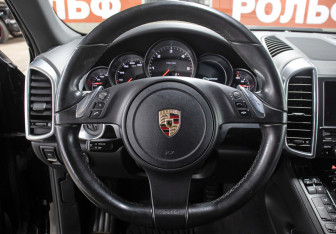 Подержанный автомобиль Porsche Cayenne 2011 года (17 фото)