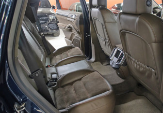 Подержанный автомобиль Porsche Cayenne 2012 года (13 фото)