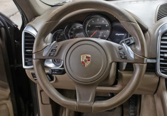 Подержанный автомобиль Porsche Cayenne 2013 года (18 фото)