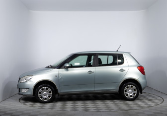 Подержанный автомобиль Skoda Fabia Hatchback 2012 года (8 фото)