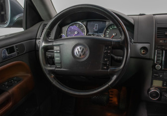 Подержанный автомобиль Volkswagen Touareg 2008 года (15 фото)
