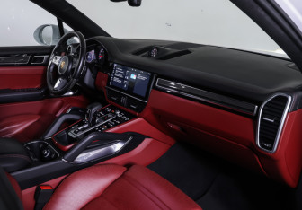 Подержанный автомобиль Porsche Cayenne 2018 года (10 фото)