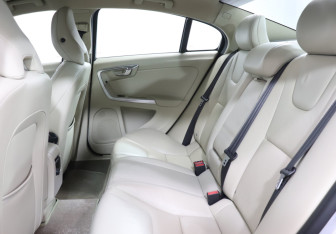 Подержанный автомобиль Volvo S60 2011 года (10 фото)