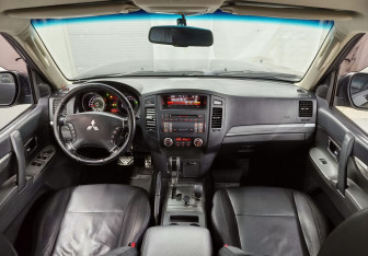 Подержанный автомобиль Mitsubishi Pajero 2013 года (14 фото)