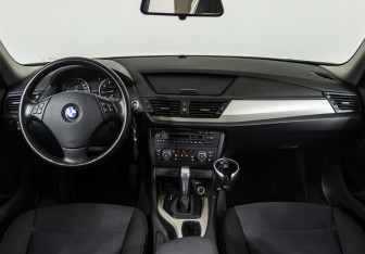 Подержанный автомобиль BMW X1 2013 года (13 фото)