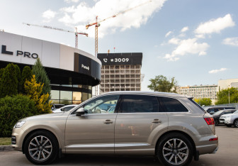 Подержанный автомобиль Audi Q7 2015 года (6 фото)