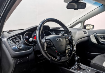 Подержанный автомобиль Kia Ceed Hatchback 2013 года (17 фото)