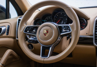 Подержанный автомобиль Porsche Cayenne 2017 года (15 фото)