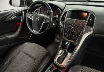 Подержанный автомобиль Opel Astra Hatchback 2011 года (11 фото)