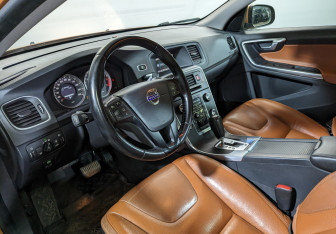 Подержанный автомобиль Volvo S60 2011 года (15 фото)