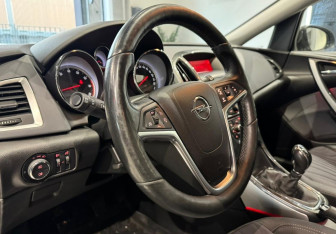 Подержанный автомобиль Opel Astra Hatchback 2013 года (12 фото)