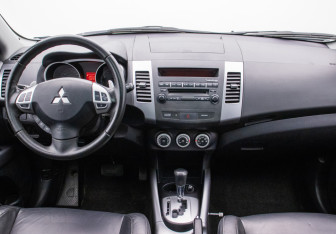 Подержанный автомобиль Mitsubishi Outlander 2008 года (13 фото)