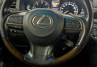Подержанный автомобиль Lexus LX 2016 года (14 фото)