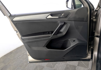 Подержанный автомобиль Volkswagen Tiguan 2021 года (19 фото)