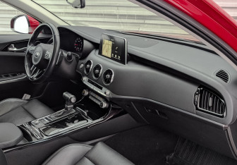 Подержанный автомобиль Kia Stinger 2019 года (11 фото)