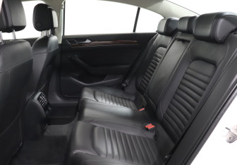 Подержанный автомобиль Volkswagen Passat Sedan 2017 года (10 фото)