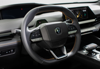 Подержанный автомобиль Changan UNI-V 2023 года (14 фото)