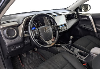 Подержанный автомобиль Toyota RAV4 2013 года (15 фото)