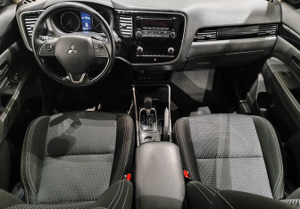Подержанный автомобиль Mitsubishi Outlander 2021 года (10 фото)