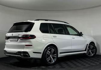 Подержанный автомобиль BMW X7 2022 года (2 фото)