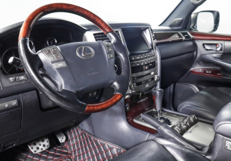 Подержанный автомобиль Lexus LX 2015 года (14 фото)