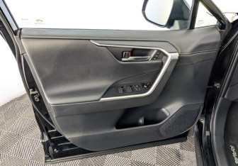 Подержанный автомобиль Toyota RAV4 2022 года (19 фото)