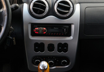 Подержанный автомобиль Renault Sandero 2012 года (10 фото)