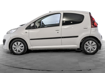 Подержанный автомобиль Peugeot 107 2013 года (8 фото)