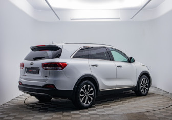 Подержанный автомобиль Kia Sorento 2017 года (5 фото)
