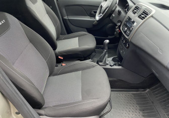 Подержанный автомобиль Renault Sandero 2015 года (9 фото)