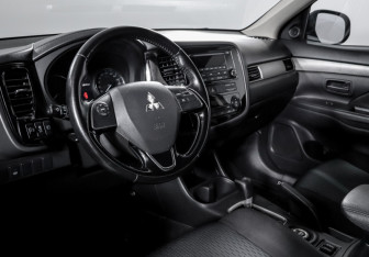 Подержанный автомобиль Mitsubishi Outlander 2015 года (14 фото)