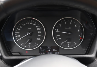 Подержанный автомобиль BMW X1 2015 года (11 фото)