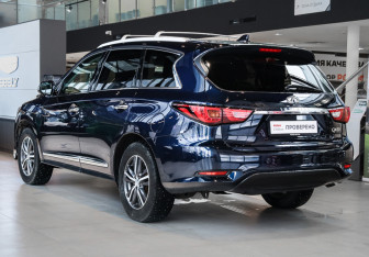 Подержанный автомобиль Infiniti QX60 2017 года (6 фото)